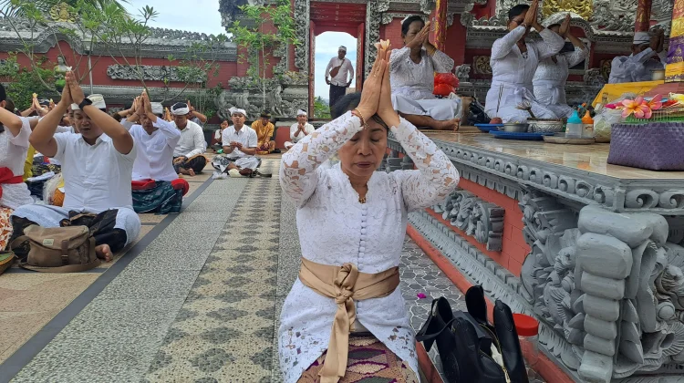 Suasana Sembahyang Hari Raya Galungan di Pura Jagat Hita Karana Samarinda
