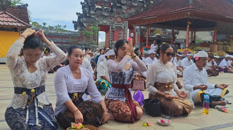 Suasana Sembahyang Hari Raya Galungan di Pura Jagat Hita Karana Samarinda