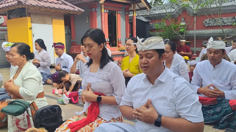 Suasana Sembahyang Hari Raya Galungan di Pura Jagat Hita Karana Samarinda