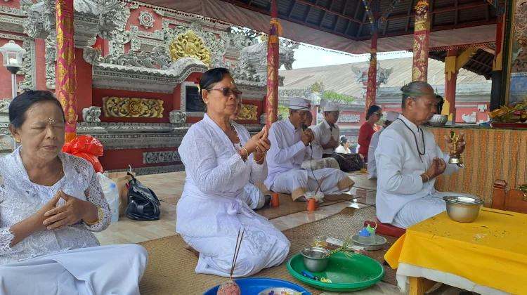 Suasana Sembahyang Hari Raya Galungan di Pura Jagat Hita Karana Samarinda