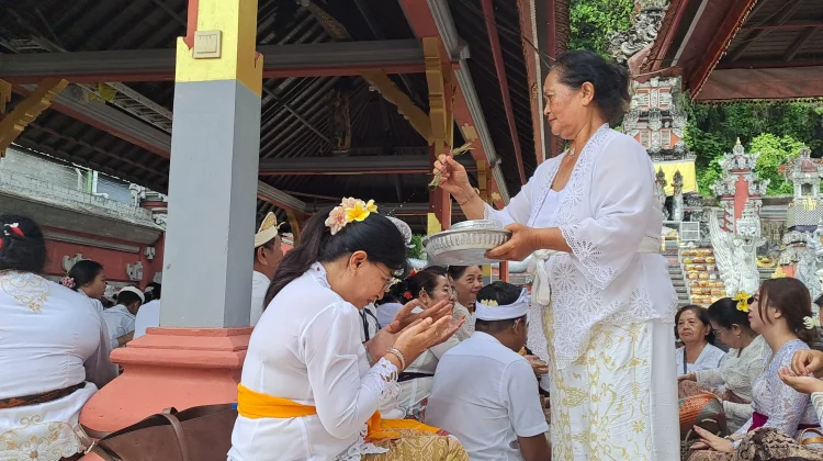 Suasana Sembahyang Hari Raya Galungan di Pura Jagat Hita Karana Samarinda
