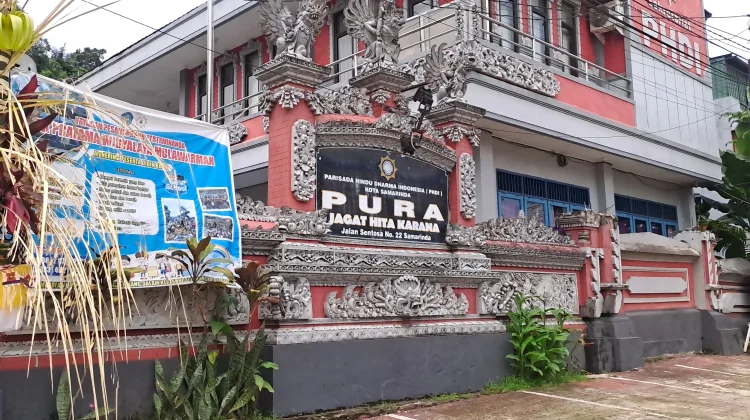 Suasana Sembahyang Hari Raya Galungan di Pura Jagat Hita Karana Samarinda