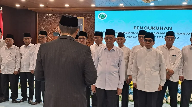 Waketum MUI Kukuhkan Pengurus MUI Kaltim Masa Bakti 2025-2030