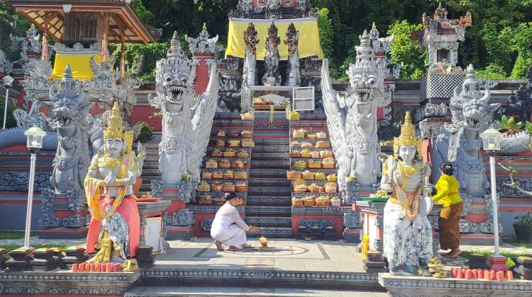 Suasana Persembahyangan Kuningan di Pura Jagat Hita Karana Samarinda