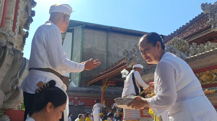 Suasana Persembahyangan Kuningan di Pura Jagat Hita Karana Samarinda