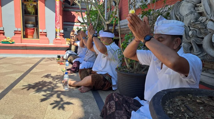 Suasana Persembahyangan Kuningan di Pura Jagat Hita Karana Samarinda