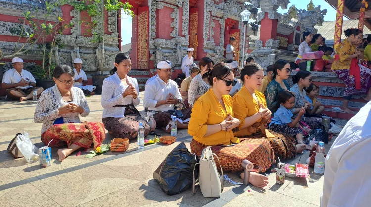 Suasana Persembahyangan Kuningan di Pura Jagat Hita Karana Samarinda