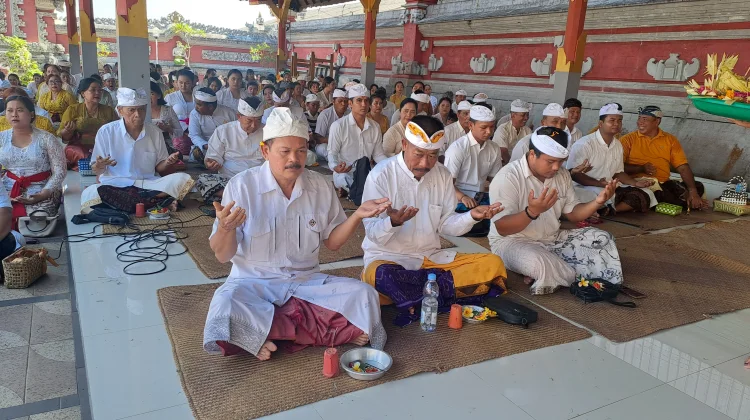 Suasana Persembahyangan Kuningan di Pura Jagat Hita Karana Samarinda
