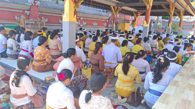 Suasana Persembahyangan Kuningan di Pura Jagat Hita Karana Samarinda