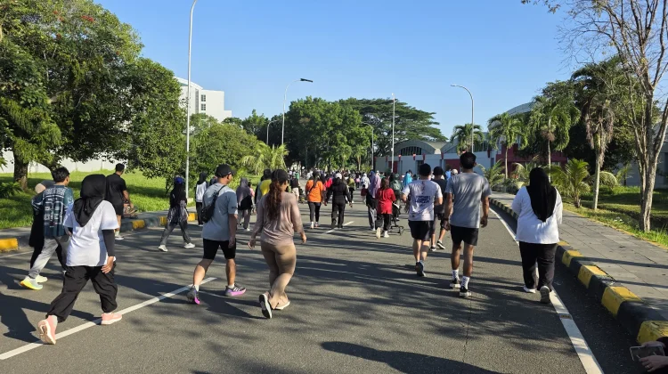 Berita Foto - Minggu Pagi di GOR Kadrie Oening, Warga Ramai Berolahraga ...