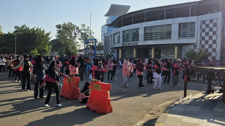 Berita Foto - Minggu Pagi di GOR Kadrie Oening, Warga Ramai Berolahraga ...