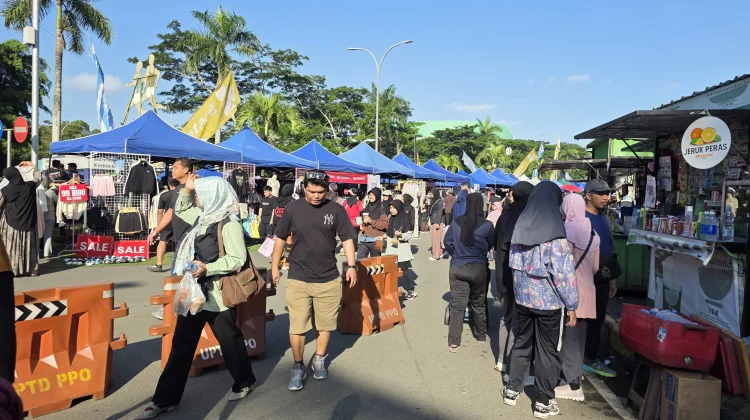 Berita Foto - Minggu Pagi di GOR Kadrie Oening, Warga Ramai Berolahraga ...