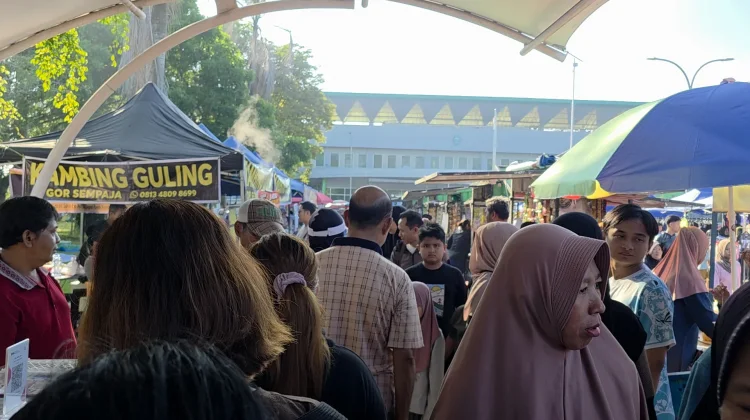Minggu Pagi di GOR Kadrie Oening, Warga Ramai Berolahraga dan Kulineran