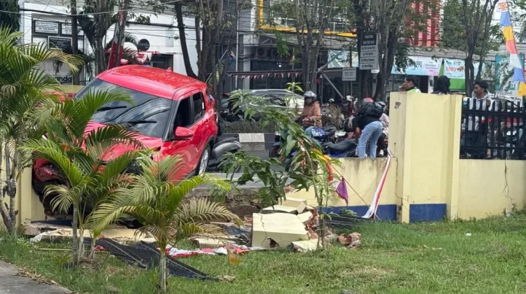 Evakuasi Mobil SUV Tabrak Pagar Rumah Dinas RRI Samarinda