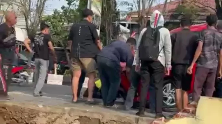 Evakuasi Mobil SUV Tabrak Pagar Rumah Dinas RRI Samarinda