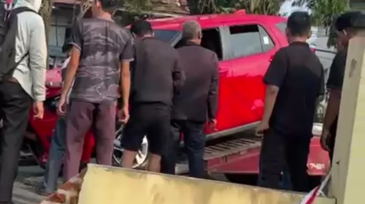 Evakuasi Mobil SUV Tabrak Pagar Rumah Dinas RRI Samarinda