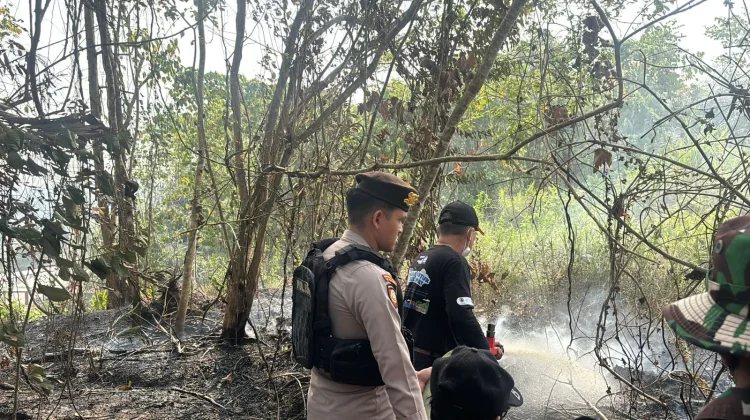 Polresta Samarinda Quick Respons Kebakaran Lahan di Tanah Merah