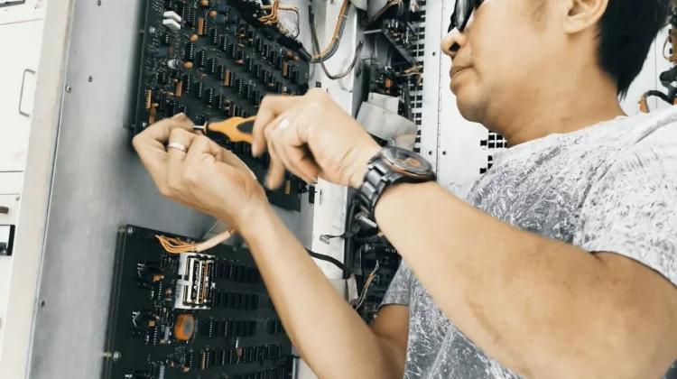 Perbaikan pemancar AM 1215 MW RRI Rempanga, Kukar, Kaltim oleh petugas TMB Samarinda