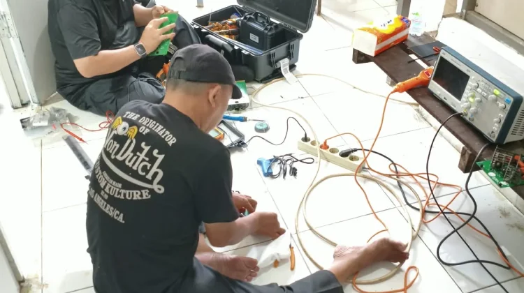 Perbaikan pemancar AM 1215 MW RRI Rempanga, Kukar, Kaltim oleh petugas TMB Samarinda