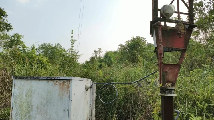 Perbaikan pemancar AM 1215 MW RRI Rempanga, Kukar, Kaltim oleh petugas TMB Samarinda