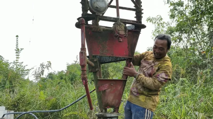 Perbaikan pemancar AM 1215 MW RRI Rempanga, Kukar, Kaltim oleh petugas TMB Samarinda