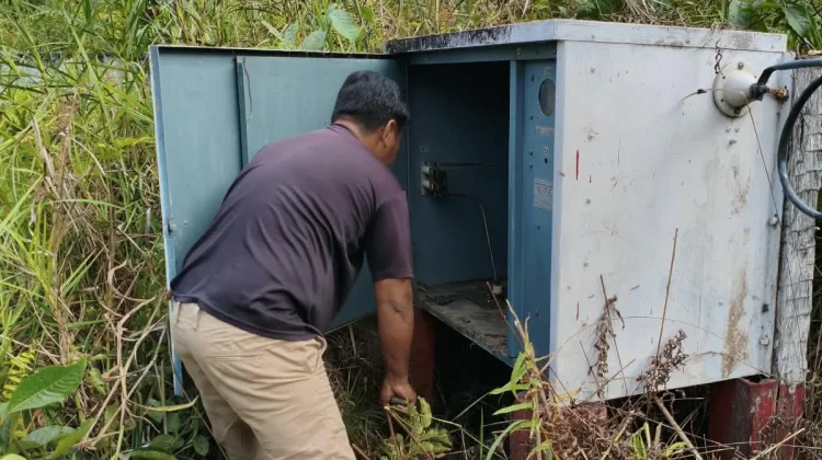 Perbaikan pemancar AM 1215 MW RRI Rempanga, Kukar, Kaltim oleh petugas TMB Samarinda