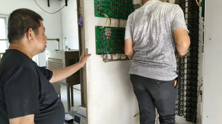 Perbaikan pemancar AM 1215 MW RRI Rempanga, Kukar, Kaltim oleh petugas TMB Samarinda
