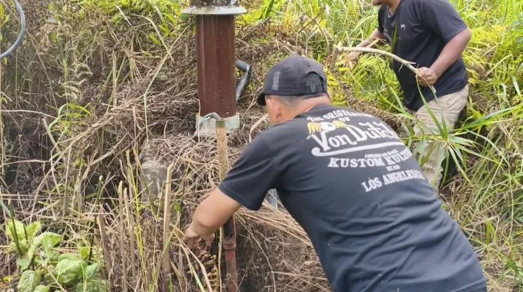 Perbaikan pemancar AM 1215 MW RRI Rempanga, Kukar, Kaltim oleh petugas TMB Samarinda