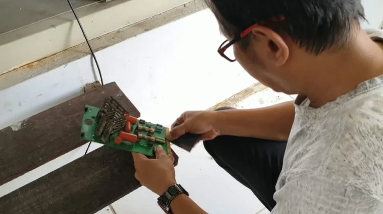 Perbaikan pemancar AM 1215 MW RRI Rempanga, Kukar, Kaltim oleh petugas TMB Samarinda