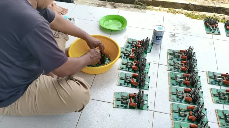 Perbaikan pemancar AM 1215 MW RRI Rempanga, Kukar, Kaltim oleh petugas TMB Samarinda