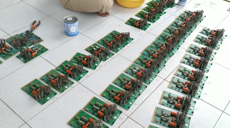 Perbaikan pemancar AM 1215 MW RRI Rempanga, Kukar, Kaltim oleh petugas TMB Samarinda
