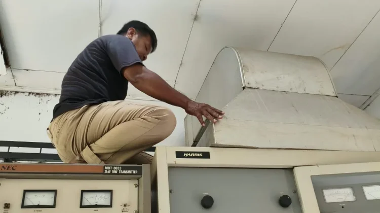 Perbaikan pemancar AM 1215 MW RRI Rempanga, Kukar, Kaltim oleh petugas TMB Samarinda