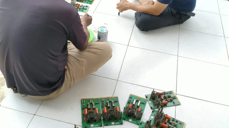 Perbaikan pemancar AM 1215 MW RRI Rempanga, Kukar, Kaltim oleh petugas TMB Samarinda