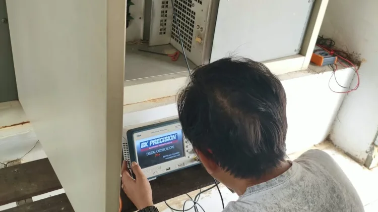 Perbaikan pemancar AM 1215 MW RRI Rempanga, Kukar, Kaltim oleh petugas TMB Samarinda