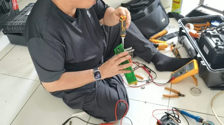 Perbaikan pemancar AM 1215 MW RRI Rempanga, Kukar, Kaltim oleh petugas TMB Samarinda