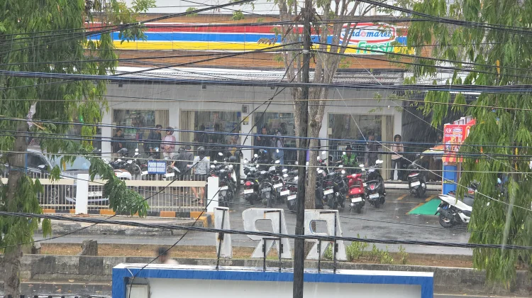 Hampir Dua Bulan Kering, Kota Samarinda Diguyur Hujan Deras