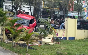 Evakuasi Mobil SUV Tabrak Pagar Rumah Dinas RRI Samarinda