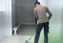 Personel Polres Berau Bersihkan Masjid