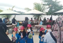 Anak TK Al Azhar ikuti Kegitann Outing Class di Pasar Tradisional