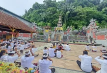 Suasana Sembahyang Hari Raya Galungan di Pura Jagat Hita Karana Samarinda