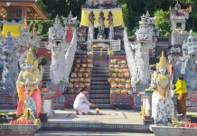 Suasana Persembahyangan Kuningan di Pura Jagat Hita Karana Samarinda