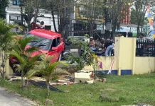 Evakuasi Mobil SUV Tabrak Pagar Rumah Dinas RRI Samarinda