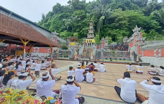 Suasana Sembahyang Hari Raya Galungan di Pura Jagat Hita Karana Samarinda