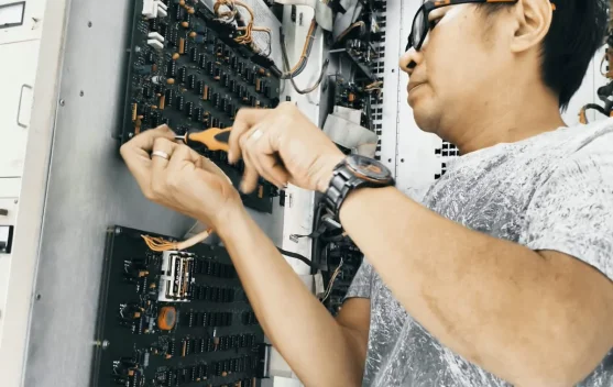Perbaikan pemancar AM 1215 MW RRI Rempanga, Kukar, Kaltim oleh petugas TMB Samarinda