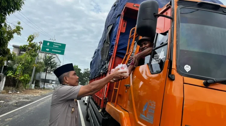 Polisi Bagi-bagi Takjil Gratis di Pamekasan