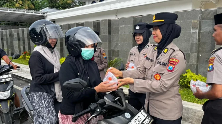 Polisi Bagi-bagi Takjil Gratis di Pamekasan