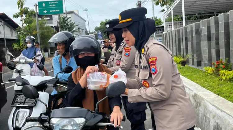 Polisi Bagi-bagi Takjil Gratis di Pamekasan