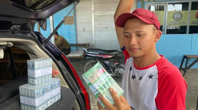 Potret Jasa Penukaran Uang Baru di Sampang