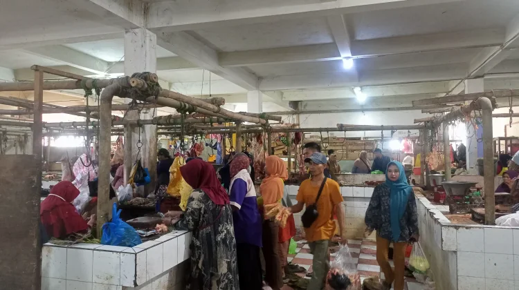 jelang Lebaran, Pasar Srimangunan Sampang Dipadati Pembeli
