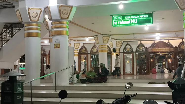 Tunda Shalat Tawawih, Warga Sampang Tunggu Sidang Isbat